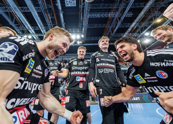 11.10.2026 - Handball - 1. Bundesliga OPEL HBL - Saison 2026 2027 - 08. Spieltag: HC Erlangen Metropolregion Nürnberg HCE - MT Melsungen - DaMa - xdaxmax - Jubel Freude nach Spielende - Christopher Bissel (21, HC Erlangen HCE ) Eloy Morante Maldonado (22, HC Erlangen HCE ) und Mannschaft Team
