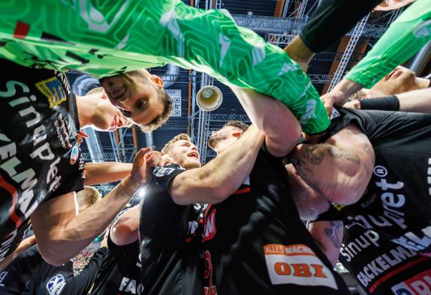 11.10.2026 - Handball - 1. Bundesliga OPEL HBL - Saison 2026 2027 - 08. Spieltag: HC Erlangen Metropolregion Nürnberg HCE - MT Melsungen - DaMa - xdaxmax - Jubel Freude nach Spielende - Mannschaft Team des HCE ballt Faust Fäuste
