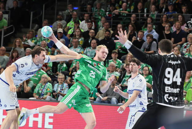 GER HBL Saison 2026 2027 FÜCHSE Berlin vs. TBV Lemgo, 11.10.26, MAX-SCHMELING-HALLE, Berlin, Matthes LANGHOFF (Füchse Berlin 25) setzt sich auf der halblinken Position durch und verwandelt gegen Domenico EBNER (TBV Lemgo Lippe 94)