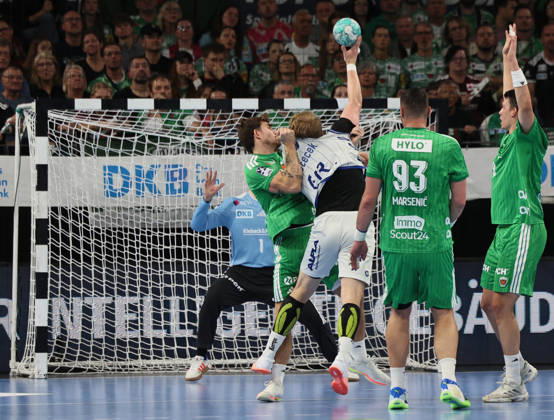 GER HBL Saison 2026 2027 FÜCHSE Berlin vs. TBV Lemgo, 11.10.26, MAX-SCHMELING-HALLE, Berlin, Aymeric ZAEPFEL (Füchse Berlin 30) stellt Lukas HUTECEK (TBV Lemgo Lippe 2), Abwehrarbeit FÜCHSE Berlin