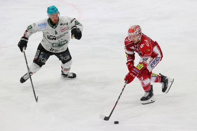 Sahnpark Crimmitschau 11.10.2026 Saison 2026 27 Eishockey 2. Bundesliga Hauptrunde Spiel 8. Kunsteisstadion Sachsen Sachsenderby Derby Eispiraten Eispiraten - Bietigheim Steelers Collin Adams EPC rot - Tim Schüle Bietigheim Crimmitschau Sachsen Germany