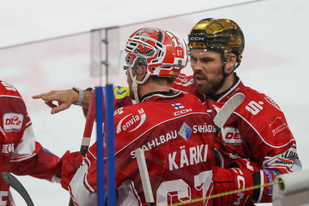 Sahnpark Crimmitschau 11.10.2026 Saison 2026 27 Eishockey 2. Bundesliga Hauptrunde Spiel 8. Kunsteisstadion Sachsen Sachsenderby Derby Eispiraten Eispiraten - Bietigheim Steelers Jarno Kärki und Louis Brune beide EPC sprechen an der Auswechselbank Crimmitschau Sachsen Germany