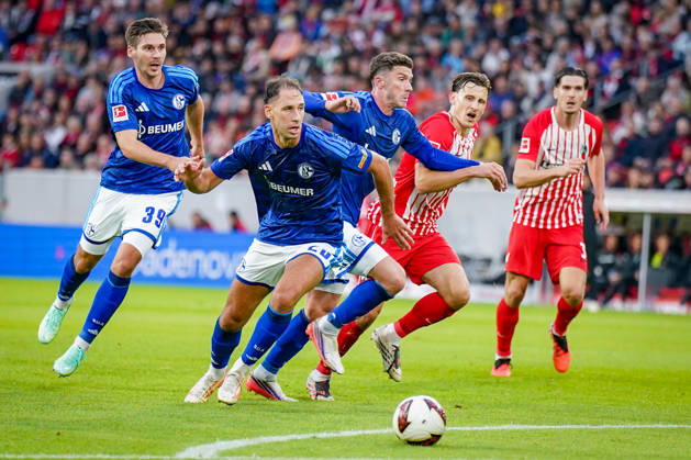 Deutschland: Fußball Bundesliga 2026 - 2027, 5. Spieltag - SC Freiburg - FC Schalke 04 - Europa-Park-Stadion (Freiburg): Nikola Katic (FC Schalke 04, 25) Robin Gosens (FC Schalke 04, 8) Maximilian Wöber (FC Schalke 04, 39) Maximilian Eggestein (SC Freiburg, 8) Igor Matanovic (SC Freiburg, 31) Copyright: xJOERANxSTEINSIEKx