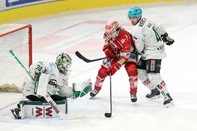 Sahnpark Crimmitschau 11.10.2026 Saison 2026 27 Eishockey 2. Bundesliga Hauptrunde Spiel 8. Kunsteisstadion Sachsen Sachsenderby Derby Eispiraten Eispiraten - Bietigheim Steelers Leon Neiger EPC scheitert hier an Keanu Salmik Bietigheim Torhüter Steven Raabe Beitigheim r. stört Neiger Crimmitschau Sachsen Germany