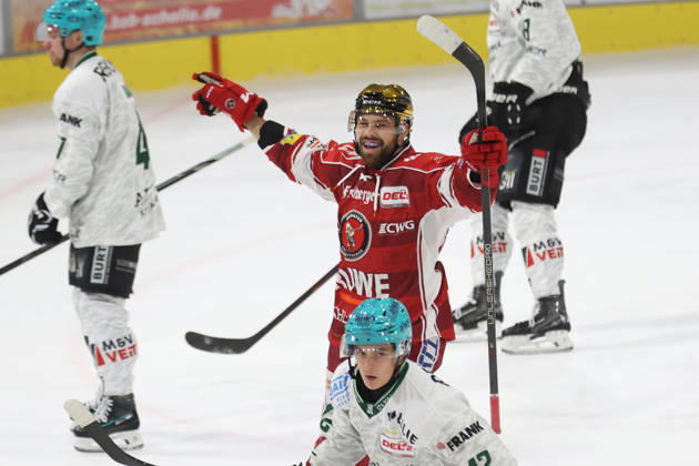 Sahnpark Crimmitschau 11.10.2026 Saison 2026 27 Eishockey 2. Bundesliga Hauptrunde Spiel 8. Kunsteisstadion Sachsen Sachsenderby Derby Eispiraten Eispiraten - Bietigheim Steelers Louis Brune EPC Jubelt nach seinem Tor zum 3:1 Crimmitschau Sachsen Germany
