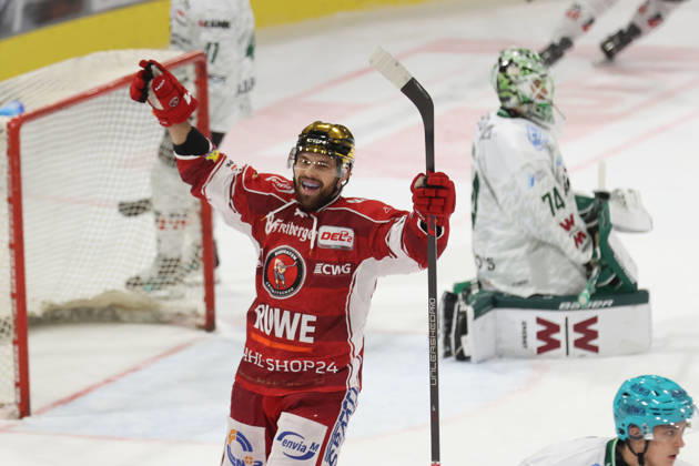 Sahnpark Crimmitschau 11.10.2026 Saison 2026 27 Eishockey 2. Bundesliga Hauptrunde Spiel 8. Kunsteisstadion Sachsen Sachsenderby Derby Eispiraten Eispiraten - Bietigheim Steelers Louis Brune EPC Jubelt nach seinem Tor zum 3:1 Crimmitschau Sachsen Germany