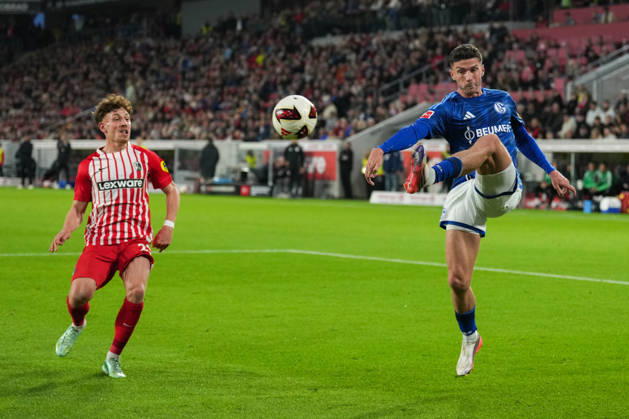 1. Bundesliga: SC Freiburg vs FC Schalke 04, 11.10.2026 Robin Gosens (FC Schalke 04, 8) mit einer Ballannahme in der Luft 1. Bundesliga: SC Freiburg vs FC Schalke 04, Europa-Park-Stadion, 11.10.2026 DFB DFL REGULATIONS PROHIBIT ANY USE OF PHOTOGRAPHS AS IMAGE SEQUENCES AND OR QUASI-VIDEO. Copyright: xBEAUTIFULxSPORTS Boscox
