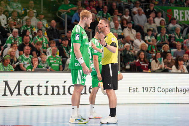 Im Bild: Schiedsrichter im Gespraech mit Matthes Langhoff (Fuechse Berlin, 25) 11.10.2026, Fuechse Berlin - TVB Lemgo Lippe, HBL, Handball-Bundesliga, Saison 2026 27, Max-Schmeling-Halle Copyright: HMBxMedia xPascalxSpanehl