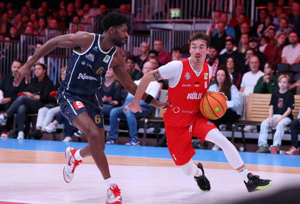 v.l. Carlos Carter (Eisbaeren Bremerhaven 06), Jasper Guenther (RheinStars Koeln 06) GER, RheinStars Koeln vs. Eisbaeren Bremerhaven, Basketball, ProA, 4. Spieltag, Spielzeit 2026 2027, 11.10.2026 GER, RheinStars Koeln vs. Eisbaeren Bremerhaven, Basketball, ProA, 4. Spieltag, Spielzeit 2026 2027, 11.10.2026 RheinStars Koeln Copyright: xEibner-Pressefoto ThomasxStoeckerx EP_TSR