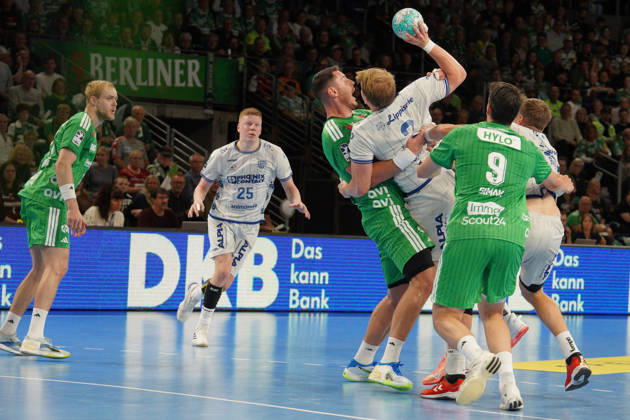 Im Bild: Im Zweikampf 11.10.2026, Fuechse Berlin - TVB Lemgo Lippe, HBL, Handball-Bundesliga, Saison 2026 27, Max-Schmeling-Halle Copyright: HMBxMedia xPascalxSpanehl