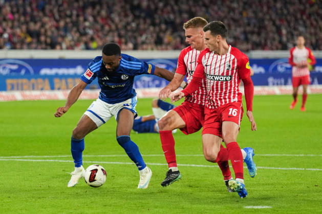1. Bundesliga: SC Freiburg vs FC Schalke 04, 11.10.2026 Moussa Sylla (FC Schalke 04, 9) mit einer Chance im Freiburger Sechszehner im Zweikampf mit Yannik Engelhardt (SC Freiburg, 16) 1. Bundesliga: SC Freiburg vs FC Schalke 04, Europa-Park-Stadion, 11.10.2026 DFB DFL REGULATIONS PROHIBIT ANY USE OF PHOTOGRAPHS AS IMAGE SEQUENCES AND OR QUASI-VIDEO. Copyright: xBEAUTIFULxSPORTS Boscox