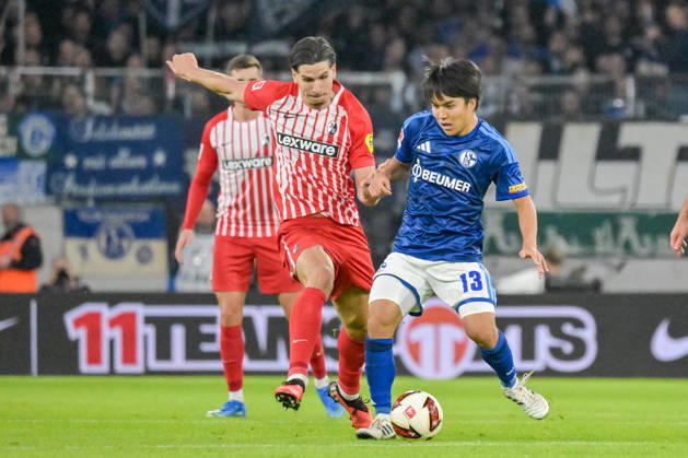 Igor Matanovic (SC Freiburg, 31), Satoshi Tanaka (FC Schalke 04, 13) im Duell. GER, SC Freiburg vs Schalke 04, Fussball, Bundesliga, 5. Spieltag, Saison 2026 2027, 11.10.2026 DFL DFB REGULATIONS PROHIBIT ANY USE OF PHOTOGRAPHS AS IMAGE SEQUENCES AND OR QUASI-VIDEO GER, SC Freiburg vs Schalke 04, Fussball, Bundesliga, 5. Spieltag, Saison 2026 2027, 11.10.2026 Freiburg Copyright: xEibner-Pressefotox EP_THS