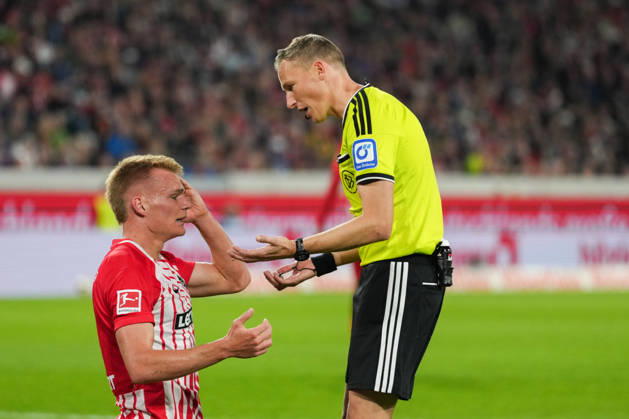 1. Bundesliga: SC Freiburg vs FC Schalke 04, 11.10.2026 Philipp Lienhart (SC Freiburg, 3) am Diskutieren mit Martin Petersen (Schiedsrichter) 1. Bundesliga: SC Freiburg vs FC Schalke 04, Europa-Park-Stadion, 11.10.2026 DFB DFL REGULATIONS PROHIBIT ANY USE OF PHOTOGRAPHS AS IMAGE SEQUENCES AND OR QUASI-VIDEO. Copyright: xBEAUTIFULxSPORTS Boscox