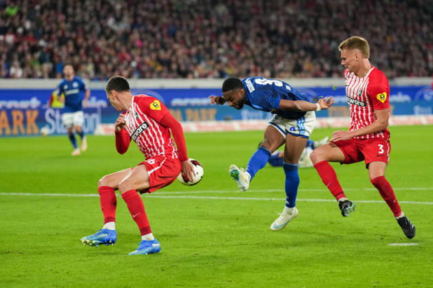 1. Bundesliga: SC Freiburg vs FC Schalke 04, 11.10.2026 Moussa Sylla (FC Schalke 04, 9) mit einer Chance im Freiburger Sechszehner im Zweikampf mit Yannik Engelhardt (SC Freiburg, 16) 1. Bundesliga: SC Freiburg vs FC Schalke 04, Europa-Park-Stadion, 11.10.2026 DFB DFL REGULATIONS PROHIBIT ANY USE OF PHOTOGRAPHS AS IMAGE SEQUENCES AND OR QUASI-VIDEO. Copyright: xBEAUTIFULxSPORTS Boscox