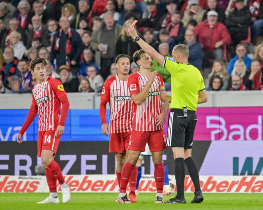Martin Petersen (Schiedsrichter) zeigt Yuito Suzuki (SC Freiburg, 14) die Gelb-Rote Karte. GER, SC Freiburg vs Schalke 04, Fussball, Bundesliga, 5. Spieltag, Saison 2026 2027, 11.10.2026 DFL DFB REGULATIONS PROHIBIT ANY USE OF PHOTOGRAPHS AS IMAGE SEQUENCES AND OR QUASI-VIDEO GER, SC Freiburg vs Schalke 04, Fussball, Bundesliga, 5. Spieltag, Saison 2026 2027, 11.10.2026 Freiburg Copyright: xEibner-Pressefotox EP_THS