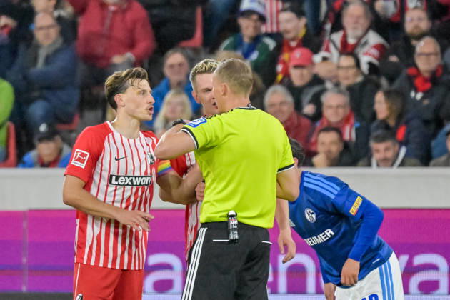 Maximilian Eggestein (SC Freiburg, 08), Martin Petersen (Schiedsrichter) im Gespraech nach der Gelb-Roten Karte von Yuito Suzuki (SC Freiburg, 14) GER, SC Freiburg vs Schalke 04, Fussball, Bundesliga, 5. Spieltag, Saison 2026 2027, 11.10.2026 DFL DFB REGULATIONS PROHIBIT ANY USE OF PHOTOGRAPHS AS IMAGE SEQUENCES AND OR QUASI-VIDEO GER, SC Freiburg vs Schalke 04, Fussball, Bundesliga, 5. Spieltag, Saison 2026 2027, 11.10.2026 Freiburg Copyright: xEibner-Pressefotox EP_THS