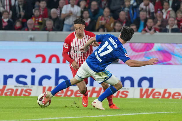 Derry Scherhant (SC Freiburg, 07) im Zweikampf mit Adrian Gantenbein (FC Schalke 04, 17) , Deutschland, Fussball, 1. Bundesliga, 5.Spieltag, 2026 2027, SC Freiburg vs. FC Schalke 04, 11.10.2026, Europa-Park Stadion, Freiburg Freiburg Europa-Park Stadion Baden-Württemberg Deutschland Copyright: xArnexAmbergx