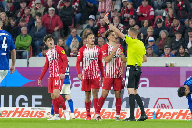 Martin Petersen (Schiedsrichter) zeigt Yuito Suzuki (SC Freiburg, 14) die Gelb Rote Karte , Deutschland, Fussball, 1. Bundesliga, 5.Spieltag, 2026 2027, SC Freiburg vs. FC Schalke 04, 11.10.2026, Europa-Park Stadion, Freiburg Freiburg Europa-Park Stadion Baden-Württemberg Deutschland Copyright: xArnexAmbergx