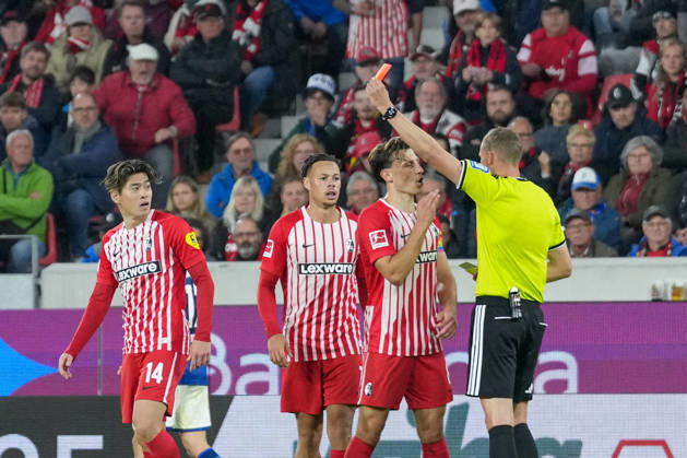 Martin Petersen (Schiedsrichter) zeigt Yuito Suzuki (SC Freiburg, 14) die Gelb Rote Karte , Deutschland, Fussball, 1. Bundesliga, 5.Spieltag, 2026 2027, SC Freiburg vs. FC Schalke 04, 11.10.2026, Europa-Park Stadion, Freiburg Freiburg Europa-Park Stadion Baden-Württemberg Deutschland Copyright: xArnexAmbergx
