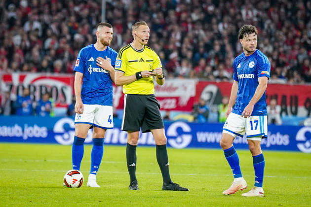 Deutschland: Fußball Bundesliga 2026 - 2027, 5. Spieltag - SC Freiburg - FC Schalke 04 - Europa-Park-Stadion (Freiburg): Schiedsrichter Martin Petersen (Stuttgart) mit Hasan Kurucay (FC Schalke 04, 4) Adrian Gantenbein (FC Schalke 04, 17) Mimik, Gesichtsausdruck, Emotion Copyright: xJOERANxSTEINSIEKx