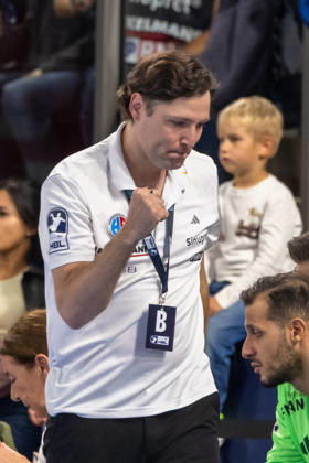 Faust bei Johannes Sellin (HC Erlangen, Chef-Trainer) GER, HC Erlangen vs. MT Melsungen, Handball, Opel Handball-Bundesliga, 8. Spieltag, Spielzeit 2026 2027, 11.10.2026 GER, HC Erlangen vs. MT Melsungen, Handball, Opel Handball-Bundesliga, 8. Spieltag, Spielzeit 2026 2027, 11.10.2026 Nuernberg Copyright: xEibner-Pressefoto ArdanxFuessmanx EP_AFN