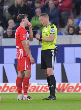 11.10.2026, xblx, Fussball 1.Bundesliga, SC Freiburg - FC Schalke 04 v.l. Gelbe Rote Karte gelbrote, Ampelkarte fuer Yuito Suzuki (SC Freiburg), Maximilian Eggestein (SC Freiburg), Schiedsrichter Martin Petersen (DFL DFB REGULATIONS PROHIBIT ANY USE OF PHOTOGRAPHS as IMAGE SEQUENCES and or QUASI-VIDEO) Freiburg