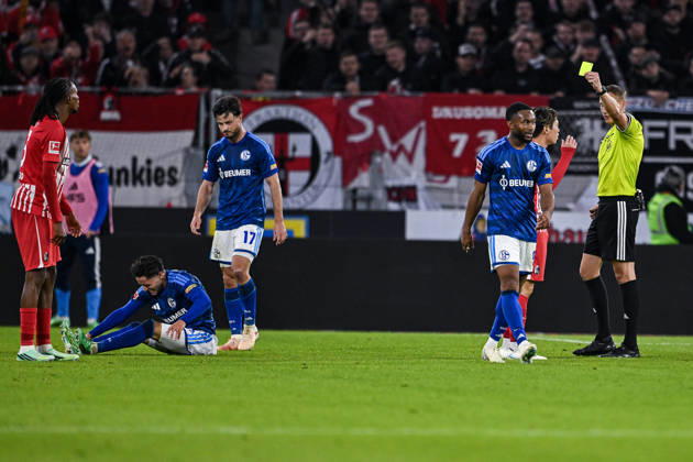 11.10.2026, Fussball, Saison 2026 2027, Bundesliga, SC Freiburg - FC Schalke 04, Soufiane El-Faouzi (FC Schalke 04) (l), Gelb-Rote Karte für Yuito Suzuki (SC Freiburg) xRHR-FOTO YYx Copyright: KROEGER RHR-FOTOx RHR-FOTO YY