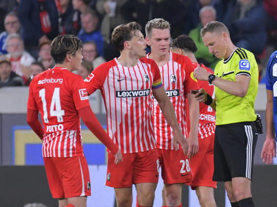 11.10.2026, xblx, Fussball 1.Bundesliga, SC Freiburg - FC Schalke 04 v.l. Gelbe Rote Karte gelbrote, Ampelkarte fuer Yuito Suzuki (SC Freiburg) (DFL DFB REGULATIONS PROHIBIT ANY USE OF PHOTOGRAPHS as IMAGE SEQUENCES and or QUASI-VIDEO) Freiburg
