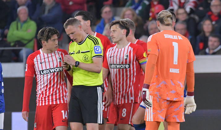 11.10.2026, xblx, Fussball 1.Bundesliga, SC Freiburg - FC Schalke 04 v.l. Gelbe Rote Karte gelbrote, Ampelkarte fuer Yuito Suzuki (SC Freiburg), Schiedsrichter Martin Petersen (DFL DFB REGULATIONS PROHIBIT ANY USE OF PHOTOGRAPHS as IMAGE SEQUENCES and or QUASI-VIDEO) Freiburg