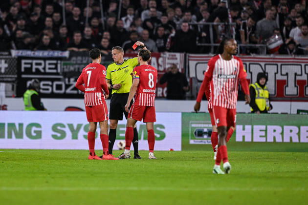 11.10.2026, Fussball, Saison 2026 2027, Bundesliga, SC Freiburg - FC Schalke 04, Gelb-Rote Karte für Yuito Suzuki (SC Freiburg) xRHR-FOTO YYx Copyright: KROEGER RHR-FOTOx RHR-FOTO YY