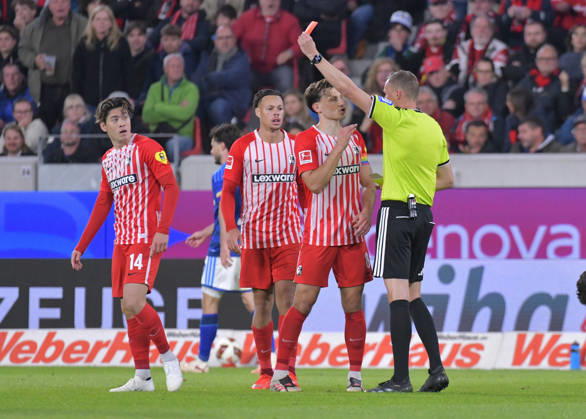 11.10.2026, xblx, Fussball 1.Bundesliga, SC Freiburg - FC Schalke 04 v.l. Gelbe Rote Karte gelbrote, Ampelkarte fuer Yuito Suzuki (SC Freiburg), Schiedsrichter Martin Petersen (DFL DFB REGULATIONS PROHIBIT ANY USE OF PHOTOGRAPHS as IMAGE SEQUENCES and or QUASI-VIDEO) Freiburg