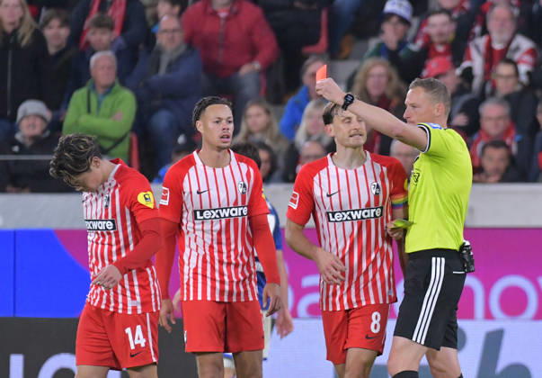 11.10.2026, xblx, Fussball 1.Bundesliga, SC Freiburg - FC Schalke 04 v.l. Gelbe Rote Karte gelbrote, Ampelkarte fuer Yuito Suzuki (SC Freiburg), Schiedsrichter Martin Petersen (DFL DFB REGULATIONS PROHIBIT ANY USE OF PHOTOGRAPHS as IMAGE SEQUENCES and or QUASI-VIDEO) Freiburg