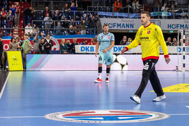 Nebojsa Simic (MT Melsungen, 16) Towart verlaesst enttaeuscht die Halle. GER, HC Erlangen vs. MT Melsungen, Handball, Opel Handball-Bundesliga, 8. Spieltag, Spielzeit 2026 2027, 11.10.2026 GER, HC Erlangen vs. MT Melsungen, Handball, Opel Handball-Bundesliga, 8. Spieltag, Spielzeit 2026 2027, 11.10.2026 Nuernberg Copyright: xEibner-Pressefoto ArdanxFuessmanx EP_AFN