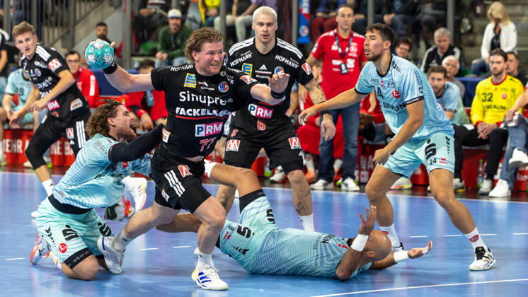 Maciej Gebala (HC Erlangen, 77) zieht zum Tor, Speiler von Melsungen koennen in nicht stoppen. GER, HC Erlangen vs. MT Melsungen, Handball, Opel Handball-Bundesliga, 8. Spieltag, Spielzeit 2026 2027, 11.10.2026 GER, HC Erlangen vs. MT Melsungen, Handball, Opel Handball-Bundesliga, 8. Spieltag, Spielzeit 2026 2027, 11.10.2026 Nuernberg Copyright: xEibner-Pressefoto ArdanxFuessmanx EP_AFN
