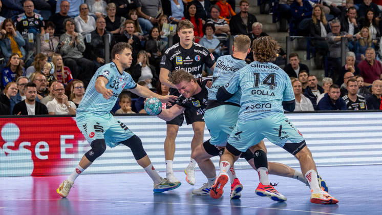 Marek Nissen (HC Erlangen, 06) bricht duzrch den Block Aaron Mensing (MT Melsungen, 33), Johannes Golla (MT Melsungen, 14) GER, HC Erlangen vs. MT Melsungen, Handball, Opel Handball-Bundesliga, 8. Spieltag, Spielzeit 2026 2027, 11.10.2026 GER, HC Erlangen vs. MT Melsungen, Handball, Opel Handball-Bundesliga, 8. Spieltag, Spielzeit 2026 2027, 11.10.2026 Nuernberg Copyright: xEibner-Pressefoto ArdanxFuessmanx EP_AFN