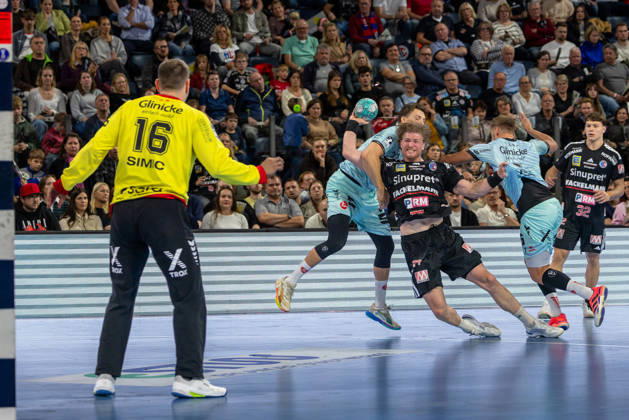 Maciej Gebala (HC Erlangen, 77) im Zweikampf beim Wurf auf Nebojsa Simic (MT Melsungen, 16) GER, HC Erlangen vs. MT Melsungen, Handball, Opel Handball-Bundesliga, 8. Spieltag, Spielzeit 2026 2027, 11.10.2026 GER, HC Erlangen vs. MT Melsungen, Handball, Opel Handball-Bundesliga, 8. Spieltag, Spielzeit 2026 2027, 11.10.2026 Nuernberg Copyright: xEibner-Pressefoto ArdanxFuessmanx EP_AFN