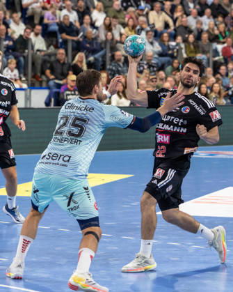 Eloy Morante Maldonado (HC Erlangen, 22) Olle Forsell Schefvert (MT Melsungen, 25) GER, HC Erlangen vs. MT Melsungen, Handball, Opel Handball-Bundesliga, 8. Spieltag, Spielzeit 2026 2027, 11.10.2026 GER, HC Erlangen vs. MT Melsungen, Handball, Opel Handball-Bundesliga, 8. Spieltag, Spielzeit 2026 2027, 11.10.2026 Nuernberg Copyright: xEibner-Pressefoto ArdanxFuessmanx EP_AFN