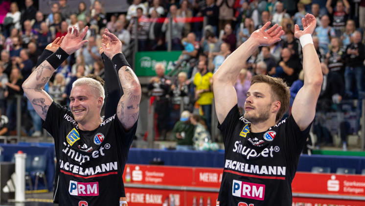 Freude bei Marek Nissen (HC Erlangen, 06) und Christopher Bissel (HC Erlangen, 21) nach dem Sieg GER, HC Erlangen vs. MT Melsungen, Handball, Opel Handball-Bundesliga, 8. Spieltag, Spielzeit 2026 2027, 11.10.2026 GER, HC Erlangen vs. MT Melsungen, Handball, Opel Handball-Bundesliga, 8. Spieltag, Spielzeit 2026 2027, 11.10.2026 Nuernberg Copyright: xEibner-Pressefoto ArdanxFuessmanx EP_AFN