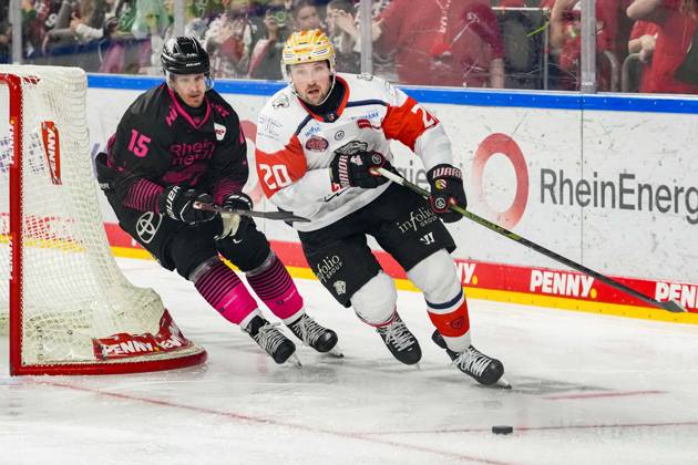 Eishockey Penny-DEL 8.Spieltag Kölner Haie - Nürnberg Ice Tigers am 11.10.2026 in der Lanxess Arena in Köln Louis-Marc Aubry ( Köln ), links - Ryan Jones ( Nürnberg ), rechts Gemäß den Vorgaben der DEL Deutsche Eishockey Liga ist die Publikation und Weiterverwertung der Aufnahmen in elektronischen Medien und Endgeräten aller Art während des laufenden Spiels nicht zulässig.