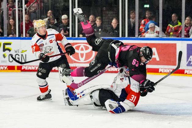 Eishockey Penny-DEL 8.Spieltag Kölner Haie - Nürnberg Ice Tigers am 11.10.2026 in der Lanxess Arena in Köln Patrick Russell ( Köln ), mitte - kollidiert mit Torwart Niklas Treutle ( Nürnberg ) Gemäß den Vorgaben der DEL Deutsche Eishockey Liga ist die Publikation und Weiterverwertung der Aufnahmen in elektronischen Medien und Endgeräten aller Art während des laufenden Spiels nicht zulässig.