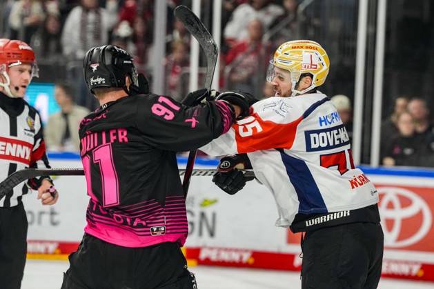 Eishockey Penny-DEL 8.Spieltag Kölner Haie - Nürnberg Ice Tigers am 11.10.2026 in der Lanxess Arena in Köln Ende des letzten Drittels wurde es noch ein mal ruppig. Hier mit Moritz Müller ( Köln ), links - und Samuel Dove-McFalls ( Nürnberg ) Gemäß den Vorgaben der DEL Deutsche Eishockey Liga ist die Publikation und Weiterverwertung der Aufnahmen in elektronischen Medien und Endgeräten aller Art während des laufenden Spiels nicht zulässig.