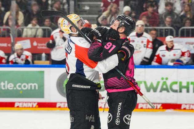 Eishockey Penny-DEL 8.Spieltag Kölner Haie - Nürnberg Ice Tigers am 11.10.2026 in der Lanxess Arena in Köln Ende des letzten Drittels wurde es noch ein mal ruppig. Hier mit Moritz Müller ( Köln ), links - und Samuel Dove-McFalls ( Nürnberg ) Gemäß den Vorgaben der DEL Deutsche Eishockey Liga ist die Publikation und Weiterverwertung der Aufnahmen in elektronischen Medien und Endgeräten aller Art während des laufenden Spiels nicht zulässig.