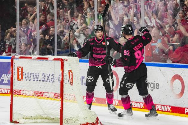 Eishockey Penny-DEL 8.Spieltag Kölner Haie - Nürnberg Ice Tigers am 11.10.2026 in der Lanxess Arena in Köln Patrick Russell ( Köln ), links - und Marcel Noebels ( Köln ), rechts bejubeln den Emptynet-Treffer zum entscheidenden 4:2 Gemäß den Vorgaben der DEL Deutsche Eishockey Liga ist die Publikation und Weiterverwertung der Aufnahmen in elektronischen Medien und Endgeräten aller Art während des laufenden Spiels nicht zulässig.
