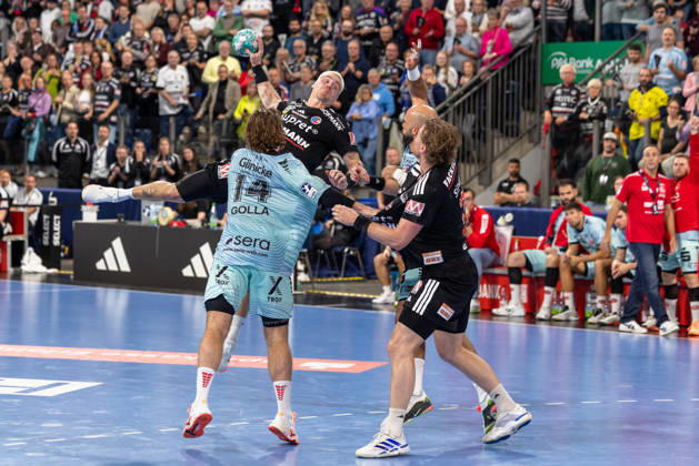 Marek Nissen (HC Erlangen, 06) beim Wurf in der Luft Johannes Golla (MT Melsungen, 14) GER, HC Erlangen vs. MT Melsungen, Handball, Opel Handball-Bundesliga, 8. Spieltag, Spielzeit 2026 2027, 11.10.2026 GER, HC Erlangen vs. MT Melsungen, Handball, Opel Handball-Bundesliga, 8. Spieltag, Spielzeit 2026 2027, 11.10.2026 Nuernberg Copyright: xEibner-Pressefoto ArdanxFuessmanx EP_AFN