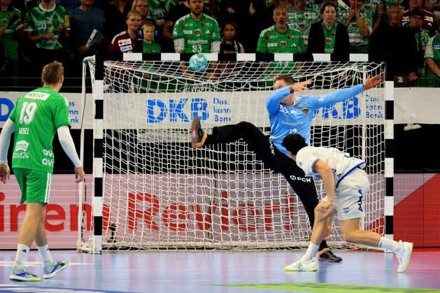 11.10.2026, GER Deutschland, Handball, 1.Bundesliga, 27.08.2026, Saison 2026 2027, Berlin, Fuechse Berlin vs TBV Lemgo Lippe 7m , Palicka, Andreas ( Fuechse Berlin 12 ), Samuel Zehnder ( Lemgo 4 ) nordphoto GmbH Engler Berlin Max-Schmeling-Halle Berlin Deutschland Copyright: xNordphotox xEnglerx