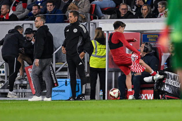 11.10.2026, Fussball, Saison 2026 2027, Bundesliga, SC Freiburg - FC Schalke 04, Platzverweis Yuito Suzuki (SC Freiburg) verlässt das fällt und tritt eine Bande, xRHR-FOTO YYx Copyright: KROEGER RHR-FOTOx RHR-FOTO YY
