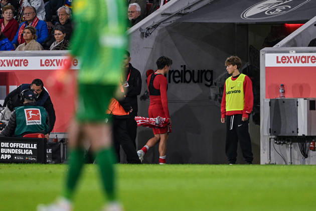11.10.2026, Fussball, Saison 2026 2027, Bundesliga, SC Freiburg - FC Schalke 04, Platzverweis Yuito Suzuki (SC Freiburg) verlässt das Feld, xRHR-FOTO YYx Copyright: KROEGER RHR-FOTOx RHR-FOTO YY