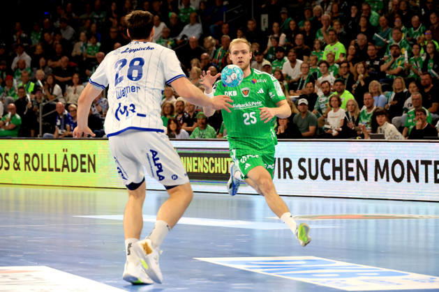11.10.2026, GER Deutschland, Handball, 1.Bundesliga, 27.08.2026, Saison 2026 2027, Berlin, Fuechse Berlin vs TBV Lemgo Lippe Matthes Langhoff ( Fuechse Berlin 25 ), Hendrik Wagner ( Lemgo 28 ) nordphoto GmbH Engler Berlin Max-Schmeling-Halle Berlin Deutschland Copyright: xNordphotox xEnglerx