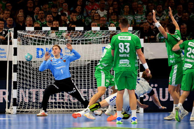 11.10.2026, GER Deutschland, Handball, 1.Bundesliga, 27.08.2026, Saison 2026 2027, Berlin, Fuechse Berlin vs TBV Lemgo Lippe Lasse Ludwig ( Fuechse Berlin 1 ), Samuel Zehnder ( Lemgo 4 ) nordphoto GmbH Engler Berlin Max-Schmeling-Halle Berlin Deutschland Copyright: xNordphotox xEnglerx
