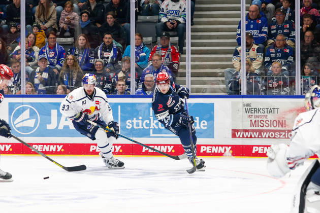 Maximilian Kastner (EHC Red Bull Muenchen, 93) und Reed Lebster (Schwenninger Wild Wings, 23), GER, Schwenninger Wild Wings vs. EHC Red Bull Muenchen, Eishockey, PENNY DEL, 8. Spieltag, Spielzeit 2026 2027, 11.10.2026 GER, Schwenninger Wild Wings vs. EHC Red Bull Muenchen, Eishockey, PENNY DEL, 8. Spieltag, Spielzeit 2026 2027, 11.10.2026 Schwenningen Copyright: xEibner-Pressefoto KirstenxJaegerx